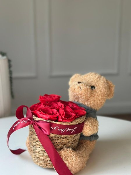 دب بني حامل باقة ورد